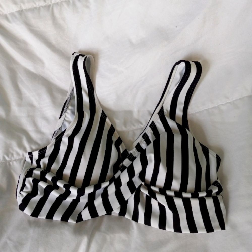 Molded cup swimsuit top. New. Size medium.